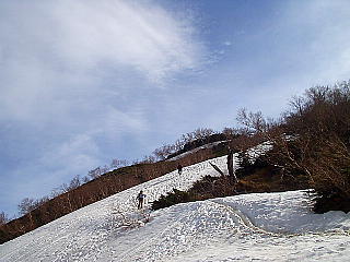 雪渓を下る