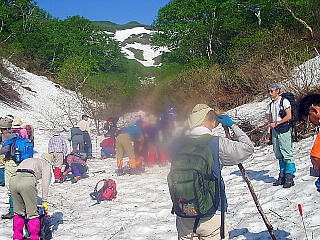 雪渓上で休憩
