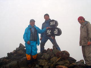 聖岳頂上(真ん中はリーダーの吉永さん、右側は稲田さん)