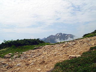 遠くに五竜岳が