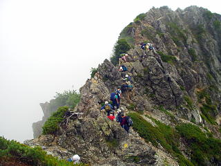 険しい岩尾根