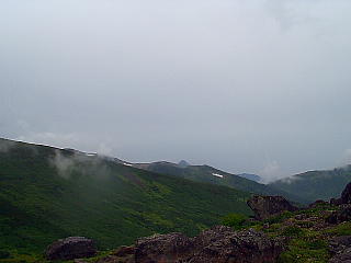 向うに笠岳が