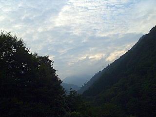 大朝日岳を望む