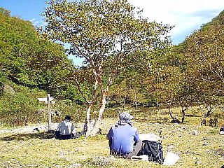 避難小屋手前の広場で昼食