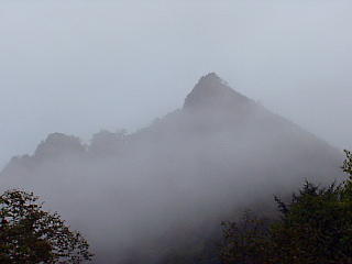 ガスで煙る鋸山
