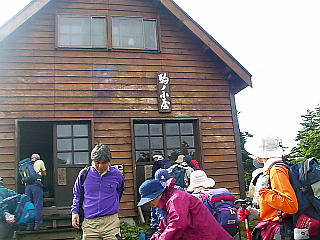 駒ノ小屋前で(左側がリーダーの谷口さん)