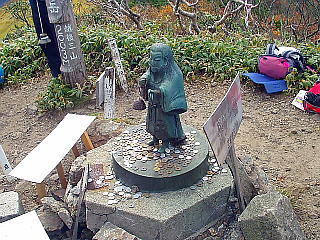 頂上にある鉄製の像