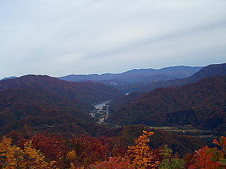 紅葉と下界の里
