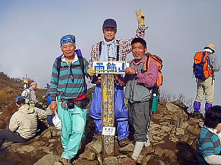 雨飾山頂上写真(左側が100名山達成のHさん、中央がMさん)