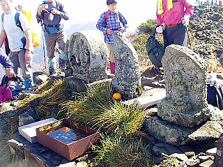 祠と地蔵