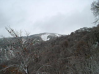 山の頂にもかなりの積雪が