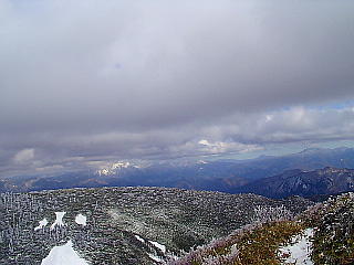 雪と山々