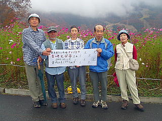 100名山達成のMさんを囲んで