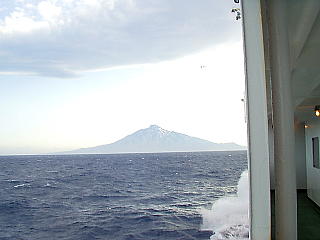 海に浮かぶ「利尻山」