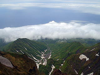 えぐれた山肌