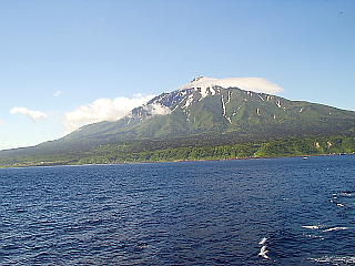 海に浮かぶ利尻山