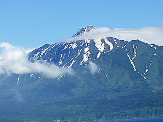 雲がかかった利尻山