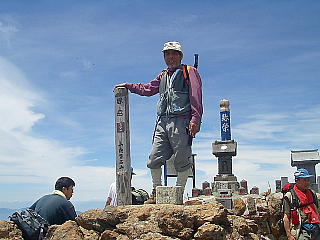 やっと頂上に立つ(赤岳、2899m)