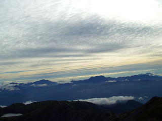 高妻山の向こうに妙高山と火打山が