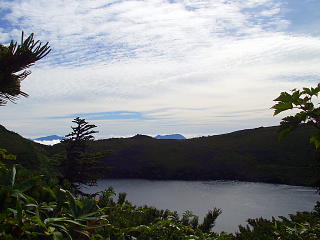 白馬大池の向こうに戸隠山と高妻山が