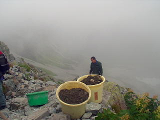 穂高岳山荘前での道普請