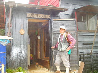 越百小屋入り口で