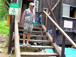 山荘前で