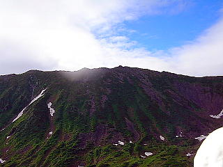 カールの向うに幌尻山頂が