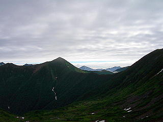 三角形の山が戸蔦別岳