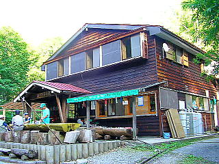 わらび平小屋(緑の服の人が小野木大臣)