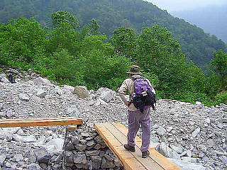 秩父沢の橋を渡る成瀬大臣