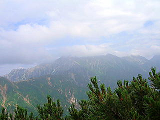 槍が岳が雲に隠れている