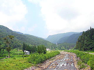関川(真ん中の鉄塔左側が黒姫の森)