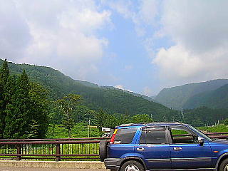 高沢の地震橋から黒姫の森を眺める