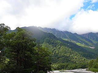 川と山と空