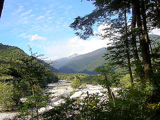 向うに常念岳が見える
