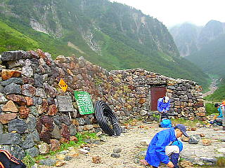 赤沢岩小屋