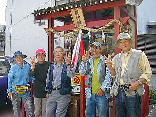 虎神殿前でのVサイン